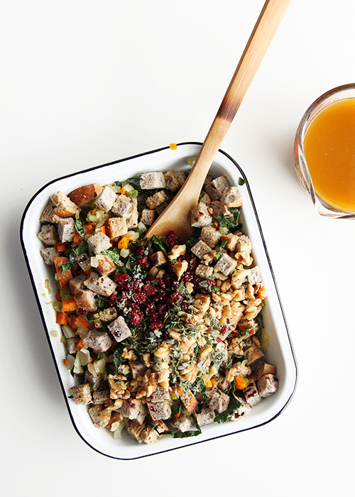 Cranberry Walnut Stuffing | @thefauxmartha