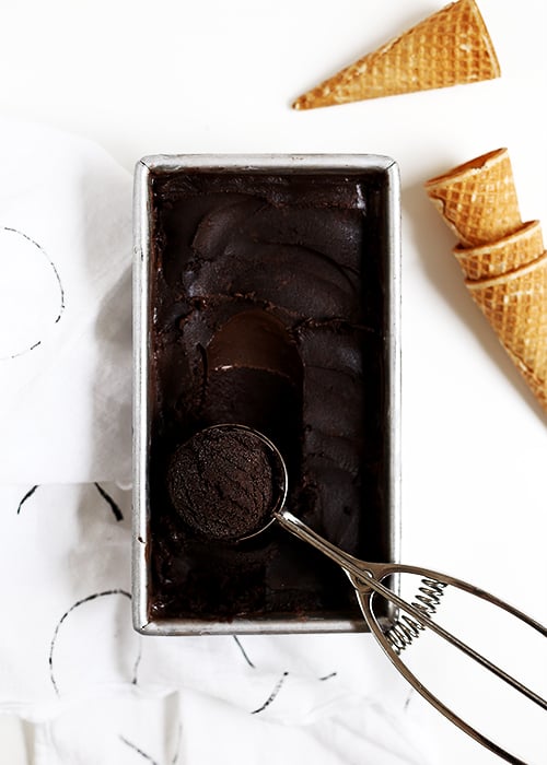 A Scoop of Black (vegan chocolate ice cream) | @thefauxmartha